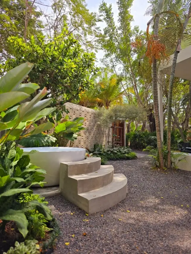 Soaking tub in the private garden